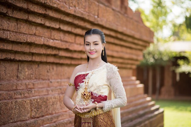 Schöne Frau, die typisches thailändisches Kleid trägt