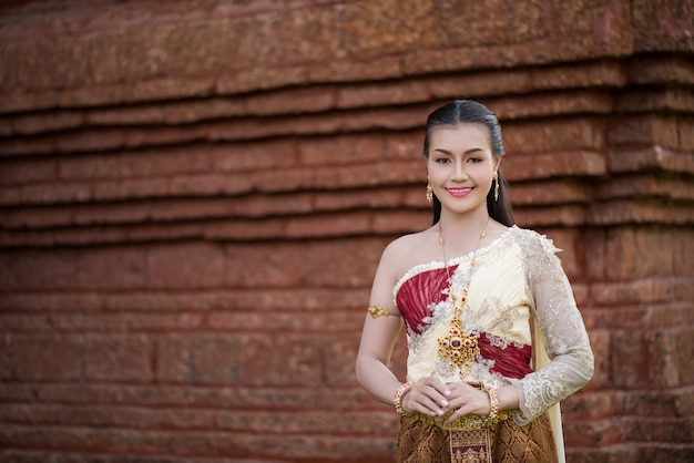 Schöne Frau, die typisches thailändisches Kleid trägt