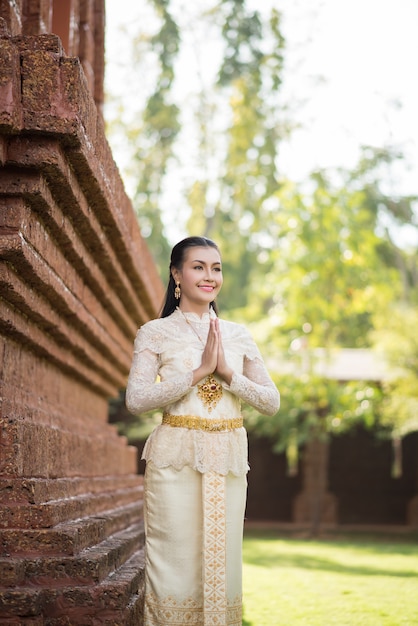 Kostenloses Foto schöne frau, die typisches thailändisches kleid trägt