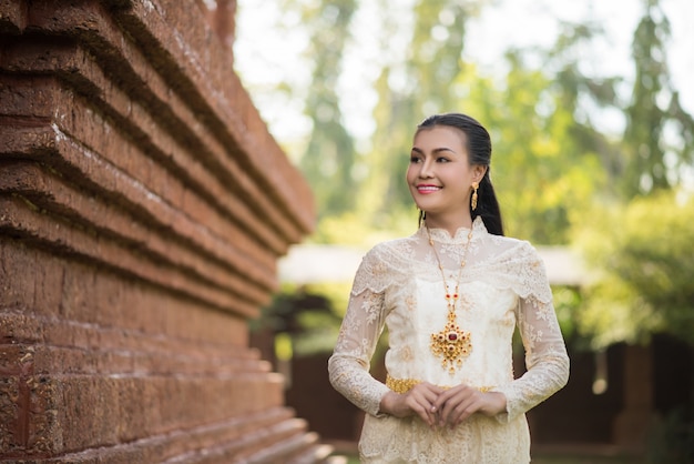 Schöne Frau, die typisches thailändisches Kleid trägt