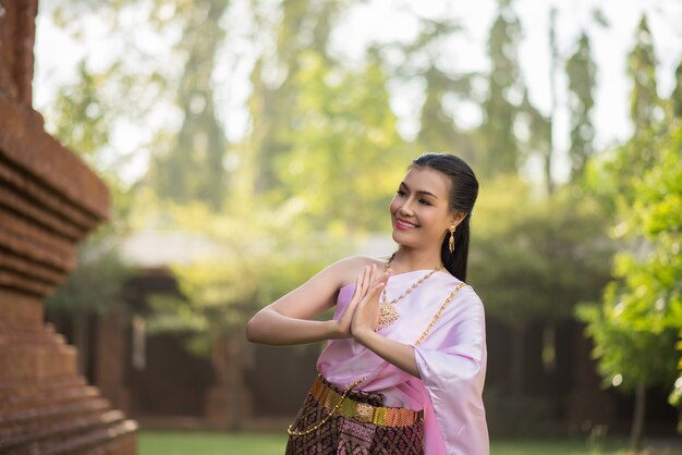 Schöne Frau, die typisches thailändisches Kleid trägt