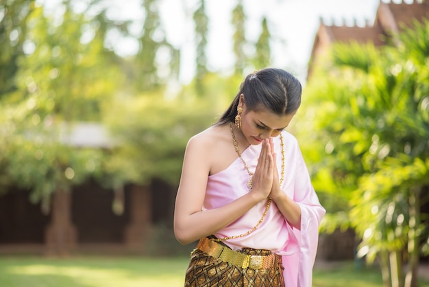 Schöne Frau, die typisches thailändisches Kleid trägt