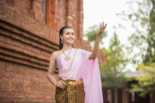 Schöne Frau, die typisches thailändisches Kleid trägt