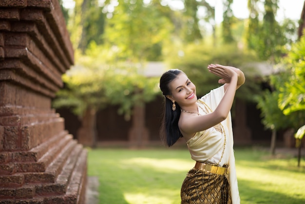 Schöne Frau, die typisches thailändisches Kleid trägt