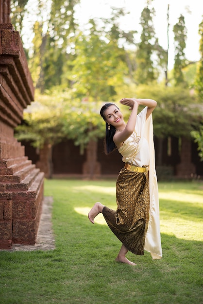 Schöne Frau, die typisches thailändisches Kleid trägt