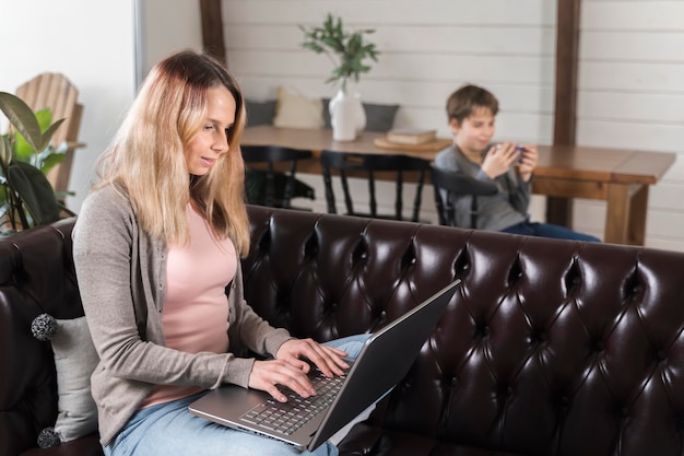 Schöne Frau, die von zu Hause aus arbeitet