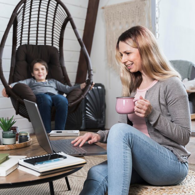 Schöne Frau, die von zu Hause aus arbeitet