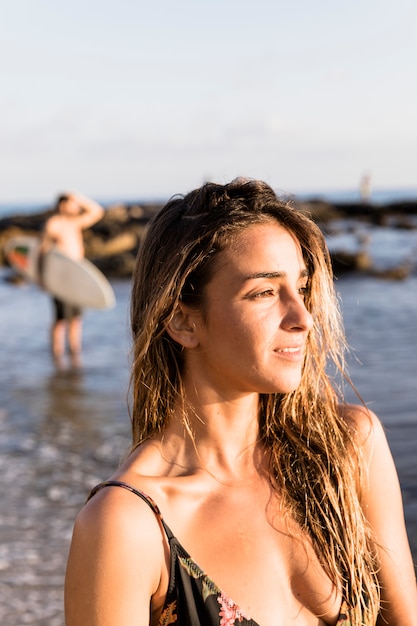 Kostenloses Foto schöne frau, die weg nahe meer schaut