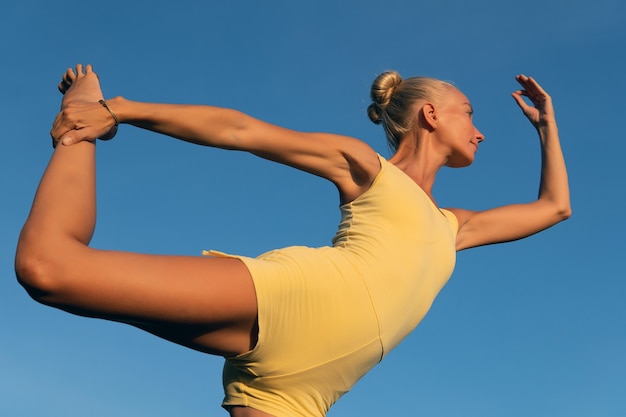 Schöne Frau, die Yoga tut. bali