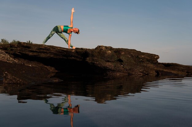 Schöne Frau, die Yoga tut