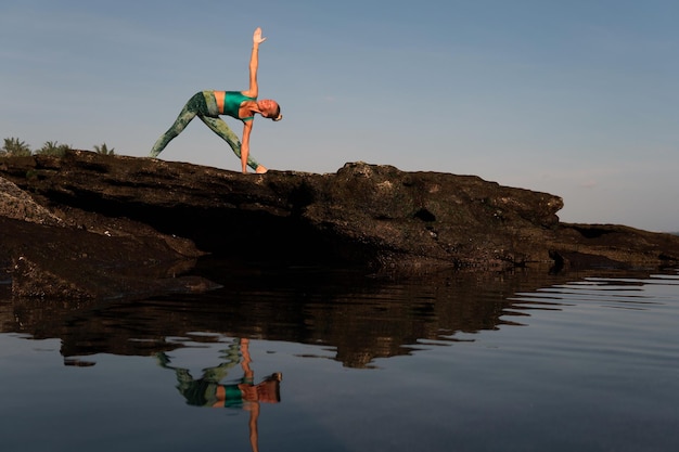 Schöne Frau, die Yoga tut