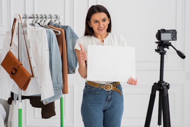 Kostenloses Foto schöne frau, die zu hause notiert