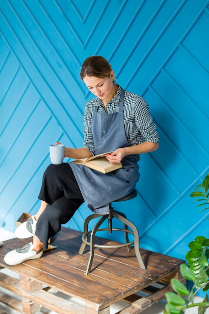 Schöne Frau, ein Buch zu lesen