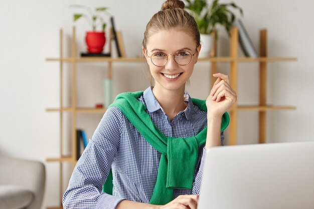 Schöne Frau formell im Büro gekleidet