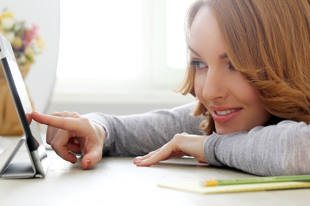 Kostenloses Foto schöne frau im büro