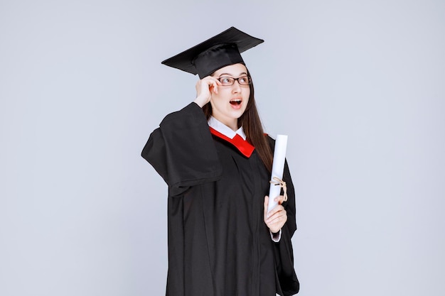 Schöne Frau im Kleid mit Hochschulabschluss. Foto in hoher Qualität