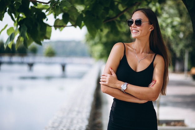 Schöne Frau im schwarzen Kleid