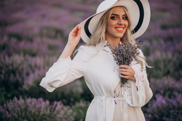 Schöne Frau im weißen Kleid in einem Lavendelfeld