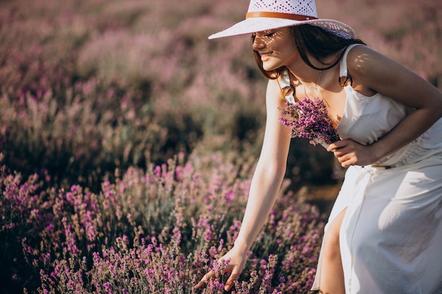 Schöne Frau im weißen Kleid in einem Lavendelfeld