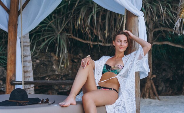 Schöne Frau in Badebekleidung am Meer