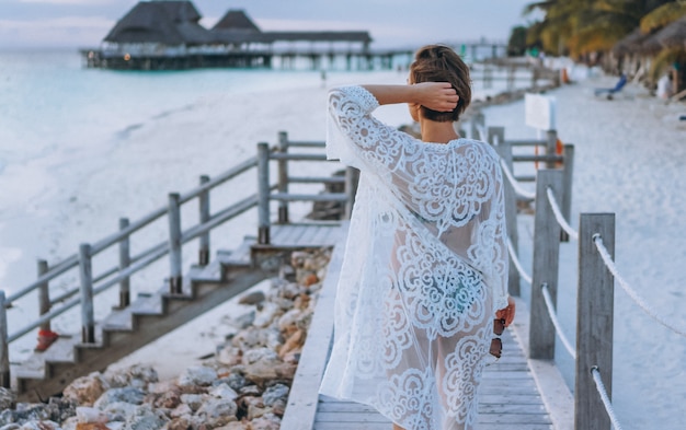 Schöne Frau in Badebekleidung am Meer