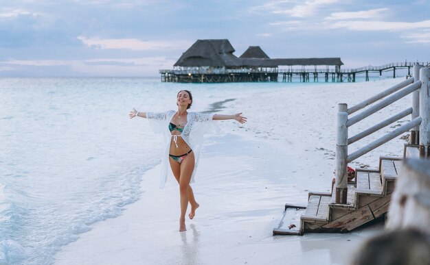 Schöne Frau in Badebekleidung am Meer