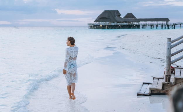 Schöne Frau in Badebekleidung am Meer