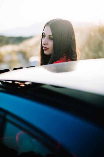 Kostenloses Foto schöne frau in der nähe von auto