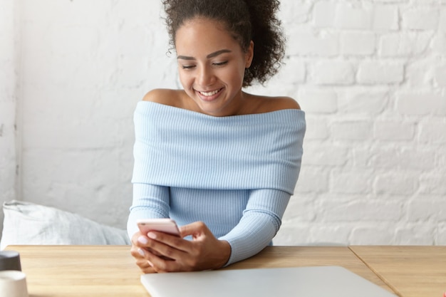 Schöne Frau in einem Café mit Laptop