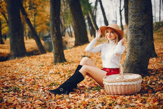 Schöne Frau in einem Herbstpark