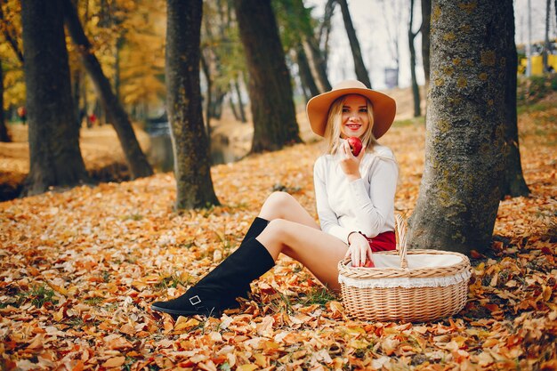 Schöne Frau in einem Herbstpark