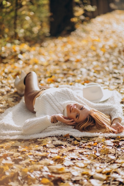 Schöne Frau in einem Herbstpark