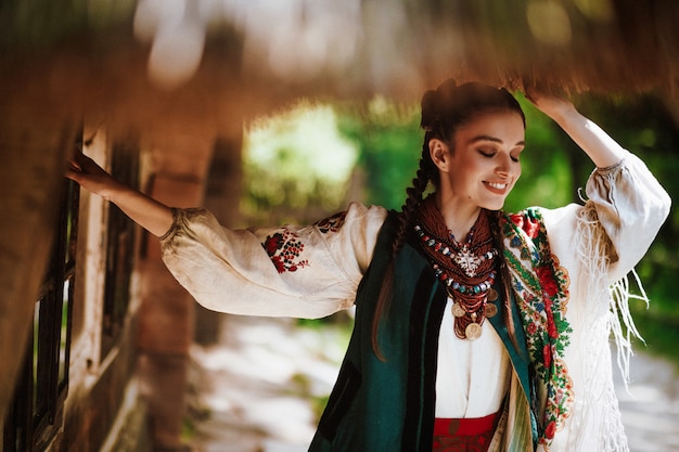Schöne Frau in einem traditionellen ukrainischen Kleid lächelt