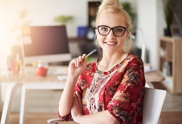 Schöne Frau in ihrem Büro