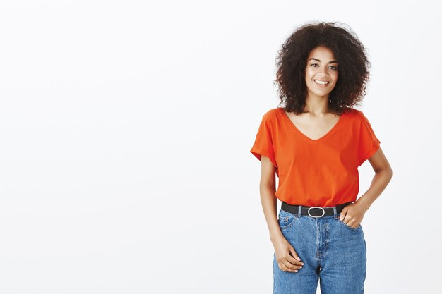 Schöne Frau mit Afro-Frisur, die im Studio aufwirft