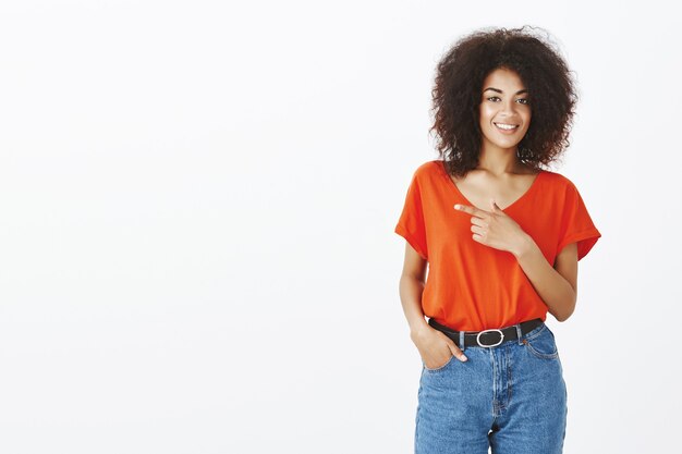 Schöne Frau mit Afro-Frisur, die im Studio aufwirft