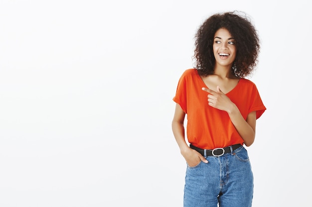 Schöne Frau mit Afro-Frisur, die im Studio aufwirft