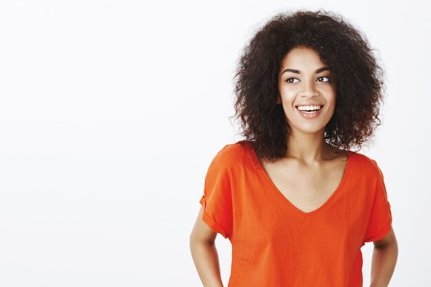 schöne frau mit afro frisur posiert im studio