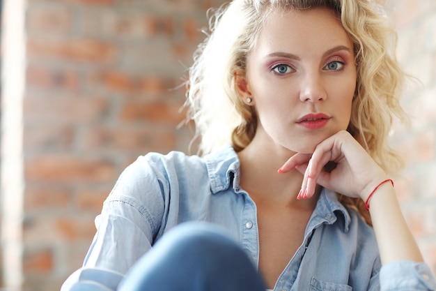 Schöne Frau mit blauen Augen