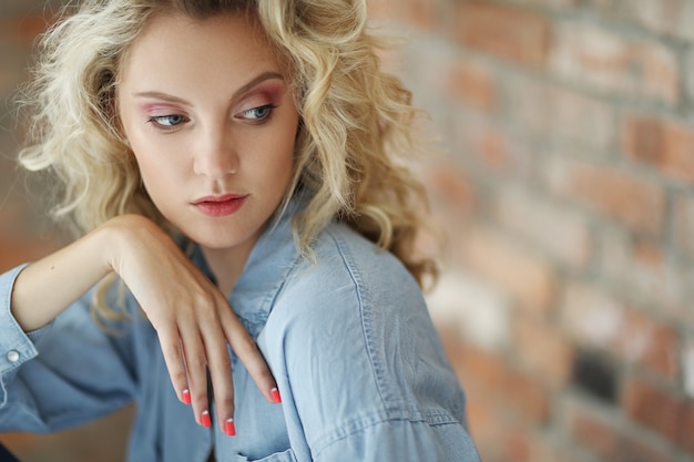 Schöne Frau mit blauen Augen