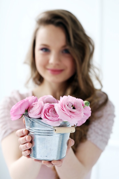 Schöne frau mit blumen