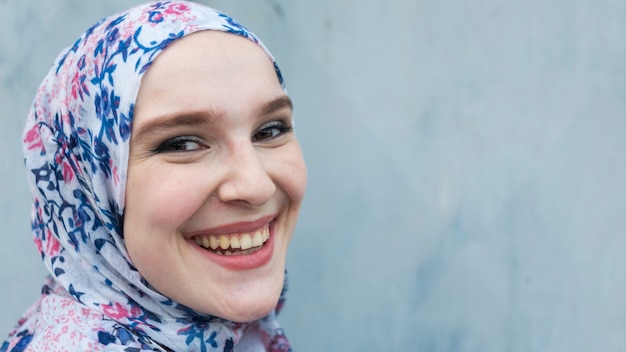 Schöne Frau mit blumigem Hijab