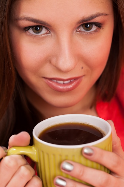 Schöne frau mit cup zu hause