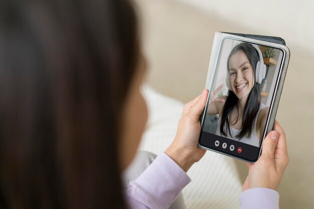 Schöne Frau mit einem Videoanruf zu Hause