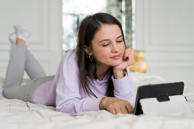 Kostenloses Foto schöne frau mit einem videoanruf zu hause