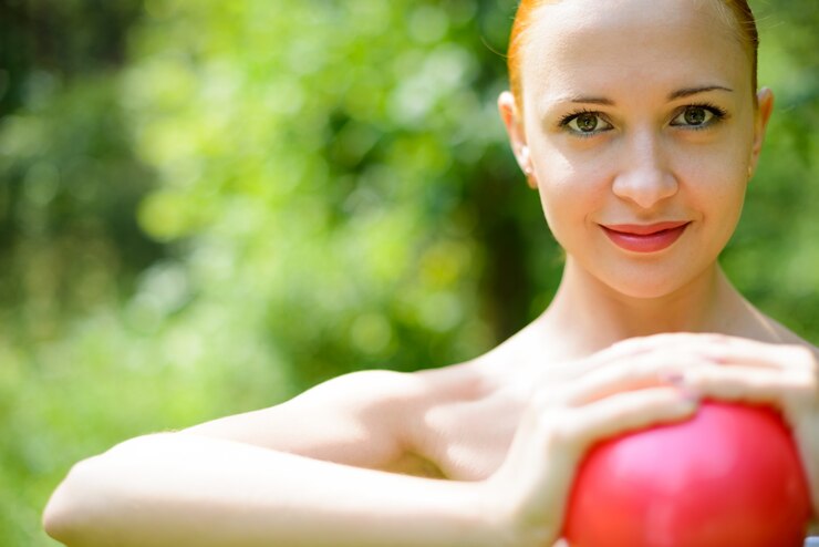 Kostenlose Foto schöne frau mit fitness-ball