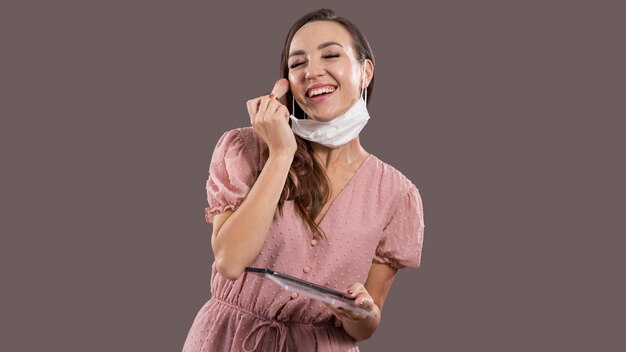 Schöne Frau mit Gesichtsmaske im Studio