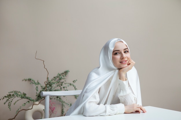 Kostenloses Foto schöne frau mit hijab