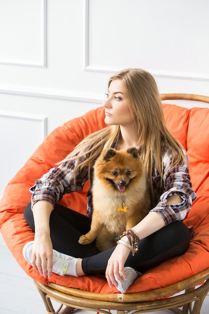 Schöne frau mit hund