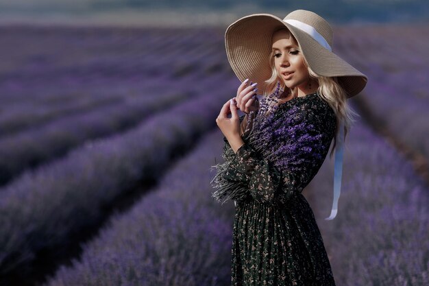 schöne Frau mit Hut im Lavendelfeld